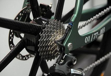 دراجة آستون مارتن ترضي طموح جيمس بوند